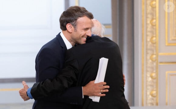 Le président de la République française, Emmanuel Macron reçoit le sociologue Edgar Morin, à l'occasion de ses 100 ans, au palais de l'Elysée à Paris, France, le 8 juillet 2021. © Jacques Witt/Pool/Bestimage 