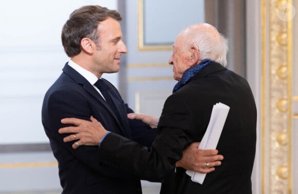 Le président de la République française, Emmanuel Macron reçoit le sociologue Edgar Morin, à l'occasion de ses 100 ans, au palais de l'Elysée à Paris, France, le 8 juillet 2021. © Jacques Witt/Pool/Bestimage 