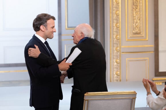 Le président de la République française, Emmanuel Macron reçoit le sociologue Edgar Morin, à l'occasion de ses 100 ans, au palais de l'Elysée à Paris, France, le 8 juillet 2021. © Jacques Witt/Pool/Bestimage 