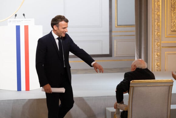 Le président de la République française, Emmanuel Macron reçoit le sociologue Edgar Morin, à l'occasion de ses 100 ans, au palais de l'Elysée à Paris, France, le 8 juillet 2021. © Jacques Witt/Pool/Bestimage 