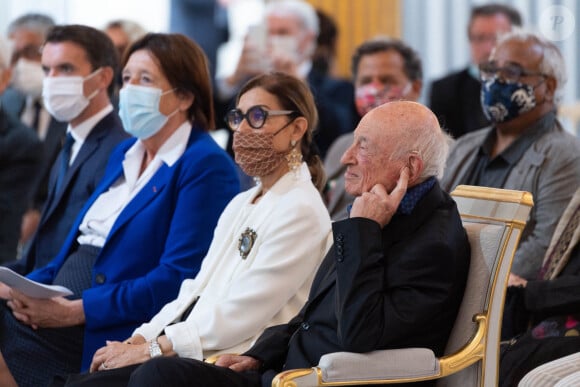 Le président de la République française, Emmanuel Macron reçoit le sociologue Edgar Morin, à l'occasion de ses 100 ans, au palais de l'Elysée à Paris, France, le 8 juillet 2021. © Jacques Witt/Pool/Bestimage 