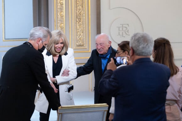 Le président de la République française, Emmanuel Macron reçoit le sociologue Edgar Morin, à l'occasion de ses 100 ans, au palais de l'Elysée à Paris, France, le 8 juillet 2021. © Jacques Witt/Pool/Bestimage 