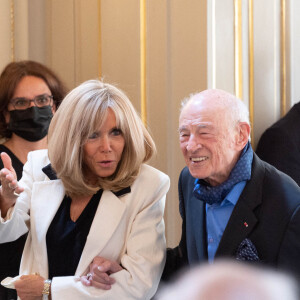 Brigitte Macron et Edgar Morin - Le président de la République française, Emmanuel Macron reçoit le sociologue Edgar Morin, à l'occasion de ses 100 ans, au palais de l'Elysée à Paris, France, le 8 juillet 2021. © Jacques Witt/Pool/Bestimage 