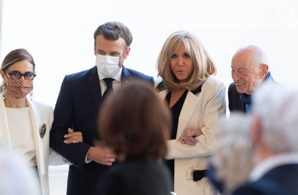 Emmanuel Macron, Brigitte Macron, Edgar Morin et sa femme - Le président de la République reçoit le sociologue Edgar Morin, à l'occasion de ses 100 ans, au palais de l'Elysée à Paris © Jacques Witt/Pool/Bestimage 