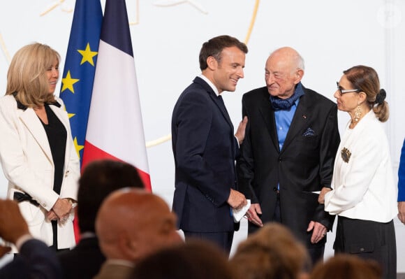 Le président de la République française, Emmanuel Macron reçoit le sociologue Edgar Morin, à l'occasion de ses 100 ans, au palais de l'Elysée à Paris, France, le 8 juillet 2021. © Jacques Witt/Pool/Bestimage 