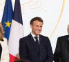 Le président de la République française, Emmanuel Macron reçoit le sociologue Edgar Morin, à l'occasion de ses 100 ans, au palais de l'Elysée à Paris. © Jacques Witt/Pool/Bestimage 
