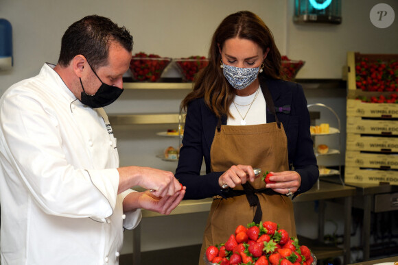 Catherine (Kate) Middleton, duchesse de Cambridge, aide à préparer des desserts aux fraises avec le chef Adam Fargin dans les cuisines du All England Lawn Tennis and Croquet Club de Wimbledon à Londres, Royaume Uni, le 2 juillet 2021.