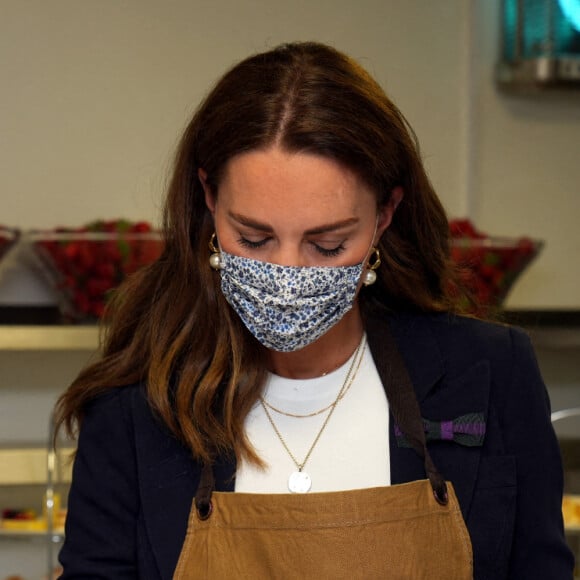 Catherine (Kate) Middleton, duchesse de Cambridge, aide à préparer des desserts aux fraises avec le chef Adam Fargin dans les cuisines du All England Lawn Tennis and Croquet Club de Wimbledon à Londres, Royaume Uni, le 2 juillet 2021.