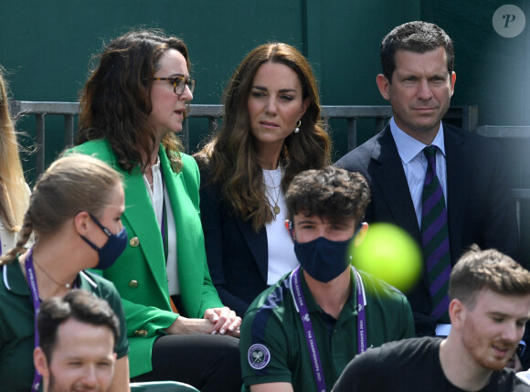 Catherine (Kate) Middleton, duchesse de Cambridge, et Tim Henman assistant à la cinquième journée de Wimbledon au All England Lawn Tennis and Croquet Club, Wimbledon à Londres, Royaume Uni, le 2 juillet 2021.