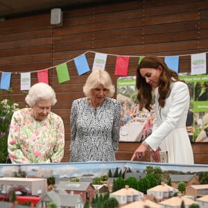 La reine Elisabeth II, Camilla Parker Bowles, duchesse de Cornouailles, et Catherine Kate Middleton, duchesse de Cambridge, participent au Big Lunch Initiative en marge du sommet du G7 à Saint Ives le 11 juin 2021.