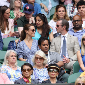 Pippa Middleton et son mari James Matthews assistent à la demi-finale simple messieurs de Wimbledon opposant Matteo Berrettini à Hubert Hurkacz. Londres, le 9 juillet 2021.