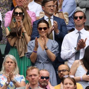 Pippa Middleton et son mari James Matthews assistent à la demi-finale simple messieurs de Wimbledon opposant Matteo Berrettini à Hubert Hurkacz. Londres, le 9 juillet 2021.