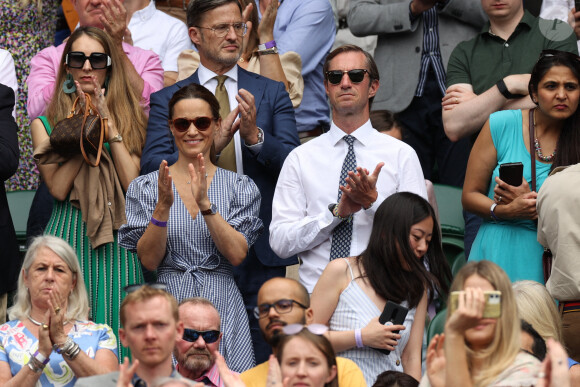 Pippa Middleton et son mari James Matthews assistent à la demi-finale simple messieurs de Wimbledon opposant Matteo Berrettini à Hubert Hurkacz. Londres, le 9 juillet 2021.