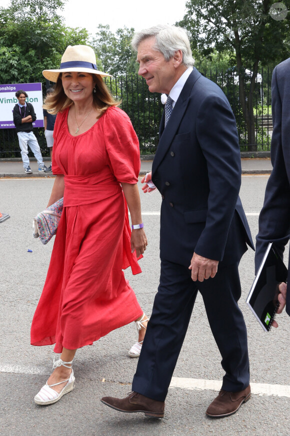 Carole et Michael Middleton, les parents de Kate et Pippa Middleton, arrivent à Wimbledon pour la demi-finale simple messieurs opposant Matteo Berrettini à Hubert Hurkacz. Londres, le 9 juillet 2021.