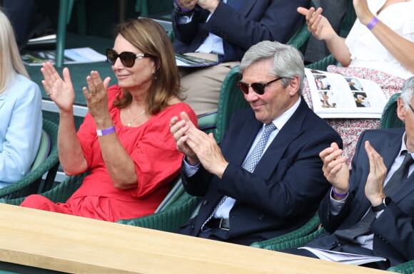 Carole et Michael Middleton, les parents de Kate et Pippa Middleton, assistent à la demi-finale simple messieurs de Wimbledon opposant Matteo Berrettini à Hubert Hurkacz. Londres, le 9 juillet 2021.
