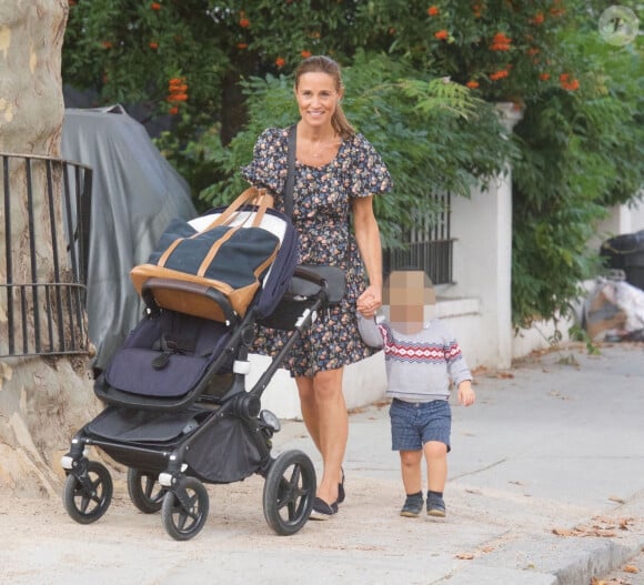 Exclusif - Pippa Middleton et son fils Arthur lors de leur promenade dans le quartier de Chelsea à Londres, le 11 septembre 2020.