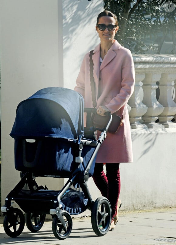 Exclusif - Pippa Middleton profite du soleil de Londres pour sortir son fils Arthur en poussette le 27 février 2019. 