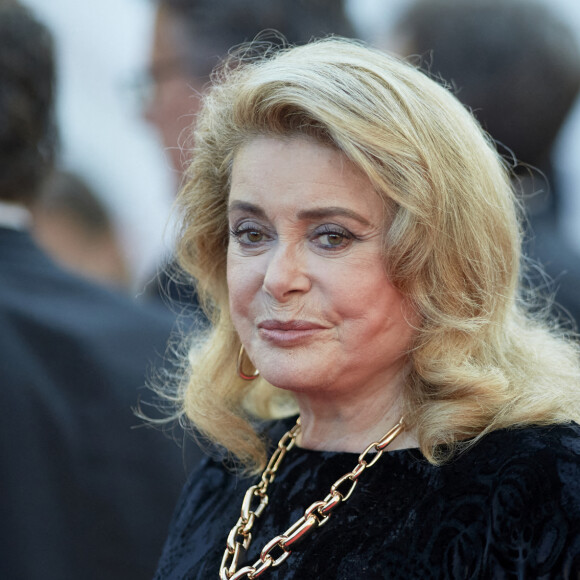 Catherine Deneuve - Montée des marches du film " De son vivant " lors du 74ème Festival International du Film de Cannes. Le 10 juillet 2021 © Borde-Jacovides-Moreau / Bestimage 