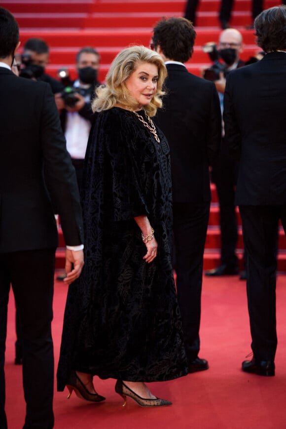 Catherine Deneuve - Montée des marches du film " De son vivant " lors du 74ème Festival International du Film de Cannes. Le 10 juillet 2021 