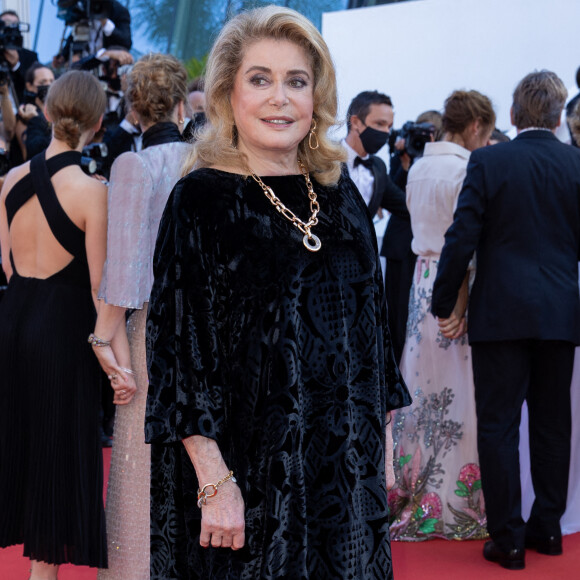 Catherine Deneuve - Montée des marches du film " De son vivant " lors du 74ème Festival International du Film de Cannes. Le 10 juillet 2021 © Borde-Jacovides-Moreau / Bestimage 