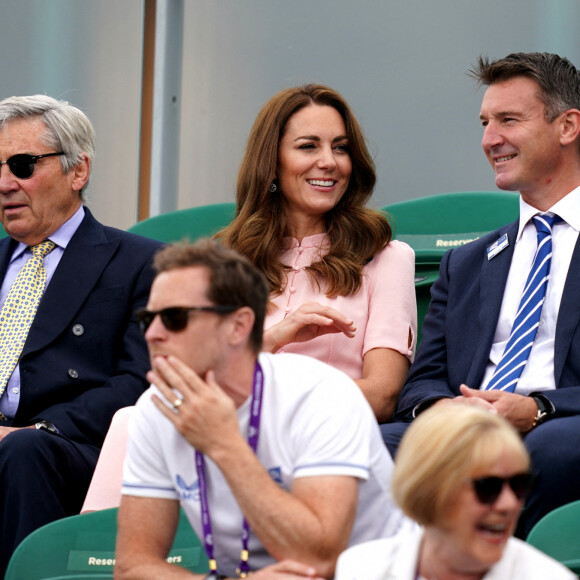 Michael Middleton, sa fille Kate, duchesse de Cambridge et Scott Lloyd assistent à la finale simple messieurs handicapés de Wimbledon, entre Joachim Gerard et Gordon Reid. Londres, le 11 juillet 2021.