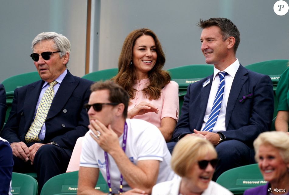 Michael Middleton, sa fille Kate, duchesse de Cambridge et Scott Lloyd assistent à la finale simple messieurs handicapés de Wimbledon, entre Joachim Gerard et Gordon Reid. Londres, le 11 juillet 2021.
