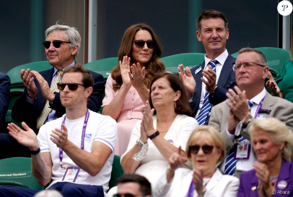 Michael Middleton, sa fille Kate, duchesse de Cambridge et Scott Lloyd assistent à la finale simple messieurs handicapés de Wimbledon, entre Joachim Gerard et Gordon Reid. Londres, le 11 juillet 2021.