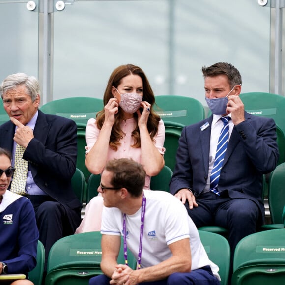 Michael Middleton, sa fille Kate, duchesse de Cambridge et Scott Lloyd assistent à la finale simple messieurs handicapés de Wimbledon, entre Joachim Gerard et Gordon Reid. Londres, le 11 juillet 2021.