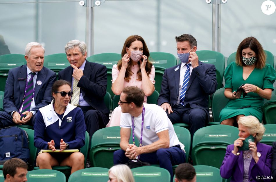 Michael Middleton, sa fille Kate, duchesse de Cambridge et Scott Lloyd assistent à la finale simple messieurs handicapés de Wimbledon, entre Joachim Gerard et Gordon Reid. Londres, le 11 juillet 2021.