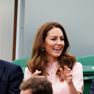 Michael Middleton, sa fille Kate, duchesse de Cambridge et Scott Lloyd assistent à la finale simple messieurs handicapés de Wimbledon, entre Joachim Gerard et Gordon Reid. Londres, le 11 juillet 2021.