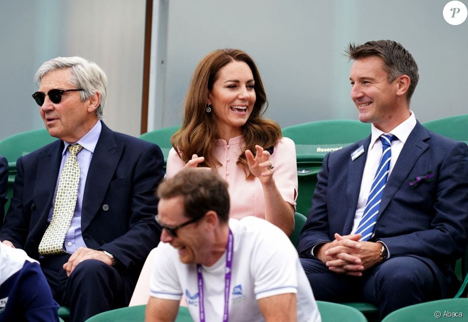 Michael Middleton, sa fille Kate, duchesse de Cambridge et Scott Lloyd assistent à la finale simple messieurs handicapés de Wimbledon, entre Joachim Gerard et Gordon Reid. Londres, le 11 juillet 2021.