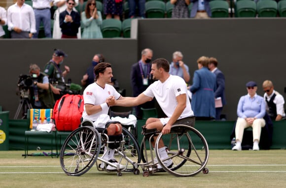 Joachim Gerard (à droite) a remporté la finale simple messieurs handicapés de Wimbledon en battant Gordon Reid. Londres, le 11 juillet 2021.