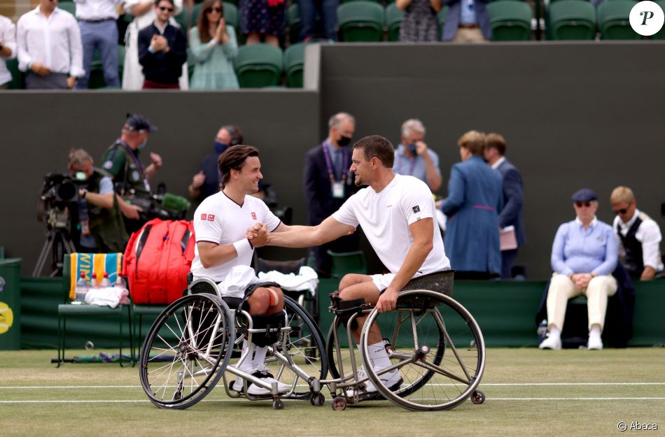 Joachim Gerard (à droite) a remporté la finale simple messieurs handicapés de Wimbledon en battant Gordon Reid. Londres, le 11 juillet 2021.