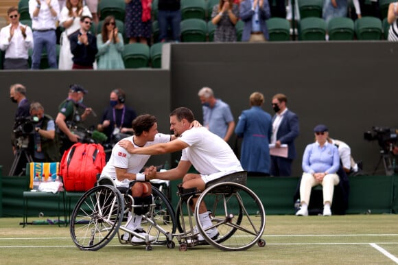 Joachim Gerard (à droite) a remporté la finale simple messieurs handicapés de Wimbledon en battant Gordon Reid. Londres, le 11 juillet 2021.