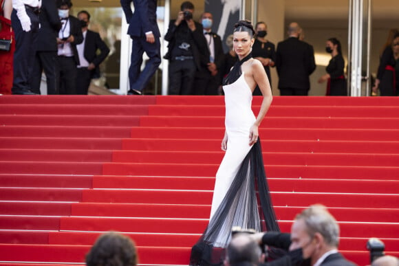Bella Hadid, vêtue d'une robe Jean Paul Gaultier (collection Haute Couture printemps-été 2002), monte les marches du Palais des Festivals pour la cérémonie d'ouverture du 74ème Festival International du Film de Cannes. © Borde-Jacovides-Moreau / Bestimage