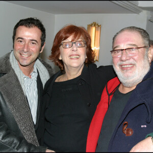 Marion Sarraut, Bernard Montiel et Carlos à la générale de la pièce "Le jeu de la vérité" à la Comédie de Paris en 2005.