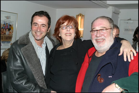Marion Sarraut, Bernard Montiel et Carlos à la générale de la pièce "Le jeu de la vérité" à la Comédie de Paris en 2005.
