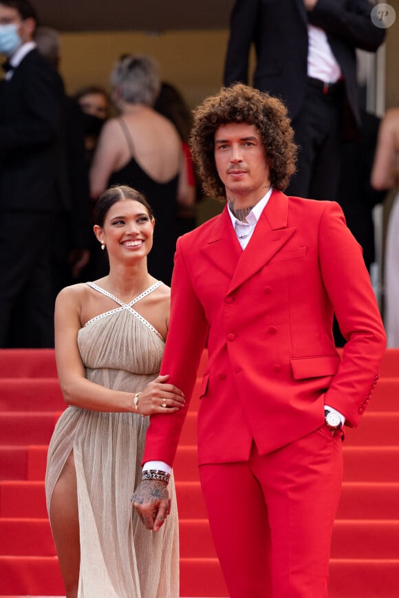 Julian Perretta et sa fiancée Kambree Dalton - Montée des marches du film " The French Dispatch" lors du 74ème Festival International du Film de Cannes. Le 12 juillet 2021 © Borde-Jacovides-Moreau / Bestimage