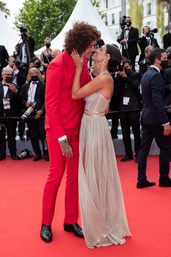 Julian Perretta et sa fiancée Kambree Dalton - Montée des marches du film " The French Dispatch" lors du 74ème Festival International du Film de Cannes. Le 12 juillet 2021 © Borde-Jacovides-Moreau / Bestimage