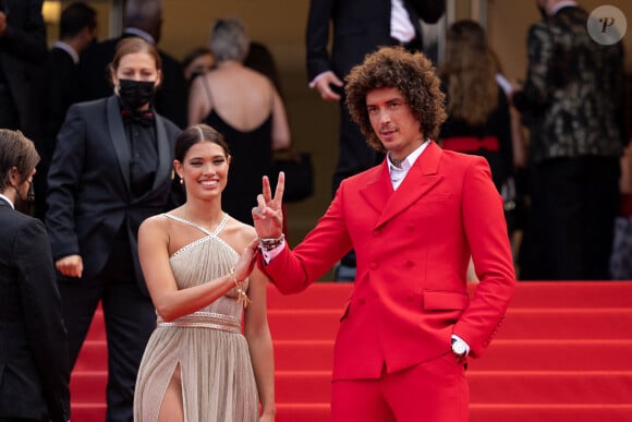 Julian Perretta et sa fiancée Kambree Dalton - Montée des marches du film " The French Dispatch" lors du 74ème Festival International du Film de Cannes. Le 12 juillet 2021 © Borde-Jacovides-Moreau / Bestimage