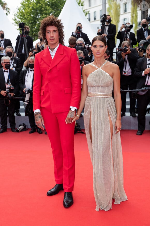 Julian Perretta et sa fiancée Kambree Dalton - Montée des marches du film " The French Dispatch" lors du 74ème Festival International du Film de Cannes. Le 12 juillet 2021 © Borde-Jacovides-Moreau / Bestimage