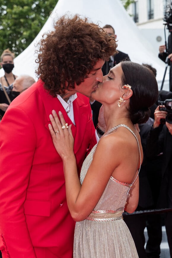 Julian Perretta et sa fiancée Kambree Dalton - Montée des marches du film " The French Dispatch" lors du 74ème Festival International du Film de Cannes. Le 12 juillet 2021 © Borde-Jacovides-Moreau / Bestimage