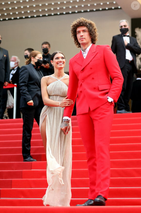 Julian Perretta et sa fiancée Kambree Dalton - Montée des marches du film « The French Dispatch» lors du 74ème Festival International du Film de Cannes. Le 12 juillet 2021 © Borde-Jacovides-Moreau / Bestimage  Red carpet for the movie « The French Dispatch » during the 74th Cannes International Film festival. On July 12th 2021 