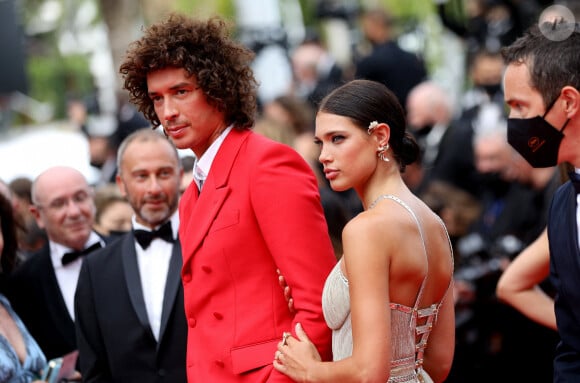 Julian Perretta et sa fiancée Kambree Dalton - Montée des marches du film « The French Dispatch» lors du 74ème Festival International du Film de Cannes. Le 12 juillet 2021 © Borde-Jacovides-Moreau / Bestimage  Red carpet for the movie « The French Dispatch » during the 74th Cannes International Film festival. On July 12th 2021 