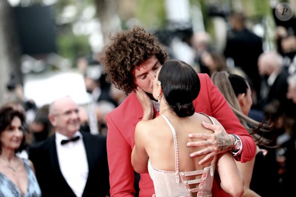 Julian Perretta et sa fiancée Kambree Dalton - Montée des marches du film « The French Dispatch» lors du 74ème Festival International du Film de Cannes. Le 12 juillet 2021 © Borde-Jacovides-Moreau / Bestimage  Red carpet for the movie « The French Dispatch » during the 74th Cannes International Film festival. On July 12th 2021 