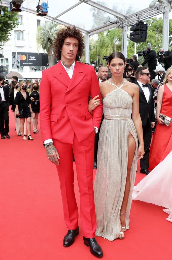 Julian Perretta et sa fiancée Kambree Dalton - Montée des marches du film « The French Dispatch» lors du 74ème Festival International du Film de Cannes. Le 12 juillet 2021 © Borde-Jacovides-Moreau / Bestimage  Red carpet for the movie « The French Dispatch » during the 74th Cannes International Film festival. On July 12th 2021 