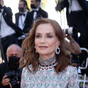 Isabelle Huppert - Montée des marches du film "Aline" lors du 74e Festival International du Film de Cannes. Le 13 juillet 2021. © Borde-Jacovides-Moreau / Bestimage