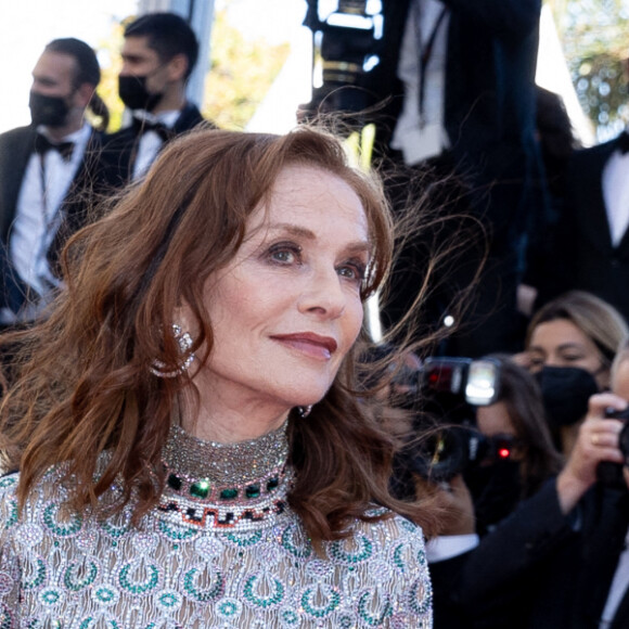 Isabelle Huppert - Montée des marches du film "Aline" lors du 74e Festival International du Film de Cannes. Le 13 juillet 2021. © Borde-Jacovides-Moreau / Bestimage