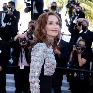 Isabelle Huppert - Montée des marches du film "Aline" lors du 74e Festival International du Film de Cannes. Le 13 juillet 2021 © Borde-Jacovides-Moreau / Bestimage