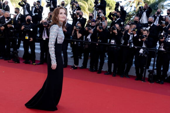 Isabelle Huppert - Montée des marches du film "Aline" lors du 74e Festival International du Film de Cannes. Le 13 juillet 2021 © Borde-Jacovides-Moreau / Bestimage